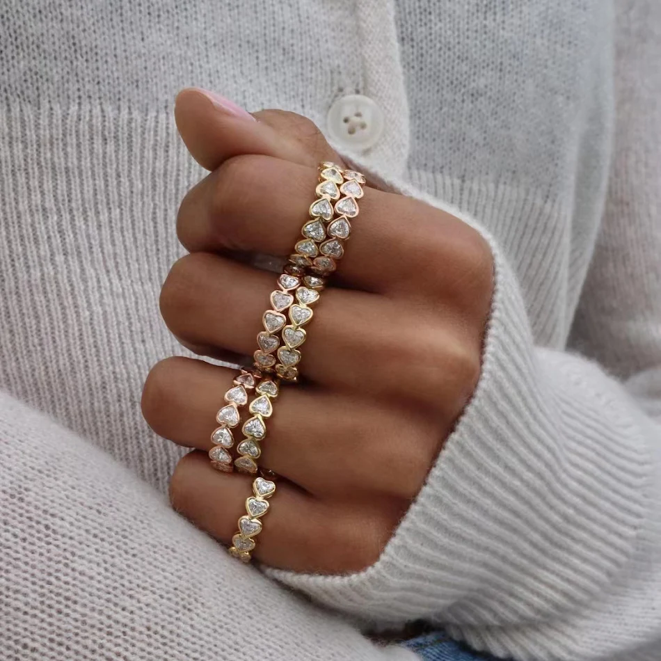 Bague en forme de cœur d'amour plaquée or véritable 18K. Exprimez votre amour avec cette bague élégante et brillante, idéale pour un cadeau.