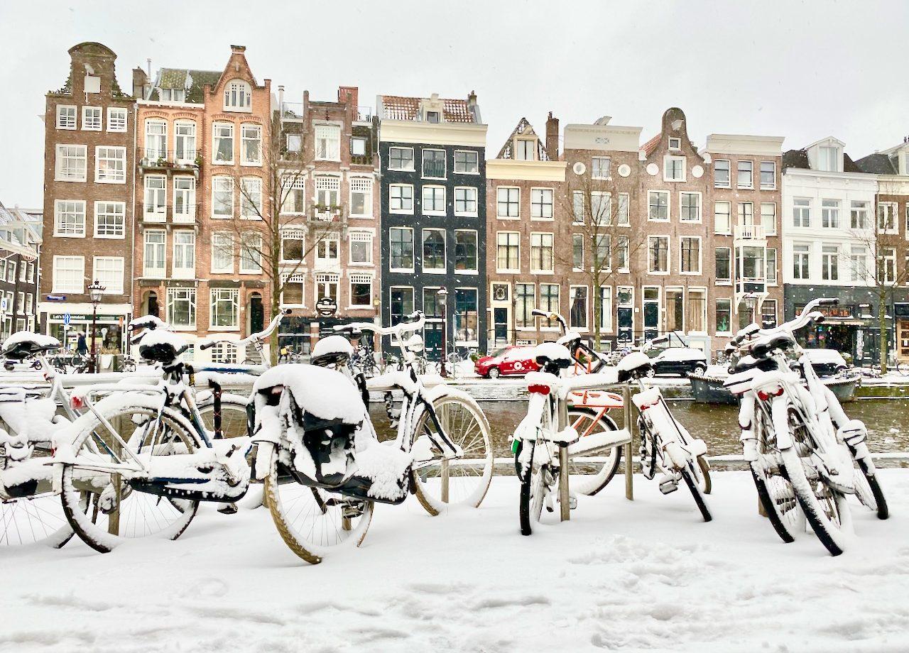 Schnee und gefrorene Kanäle in Amsterdam - Winter 2021 | Velvet Escape