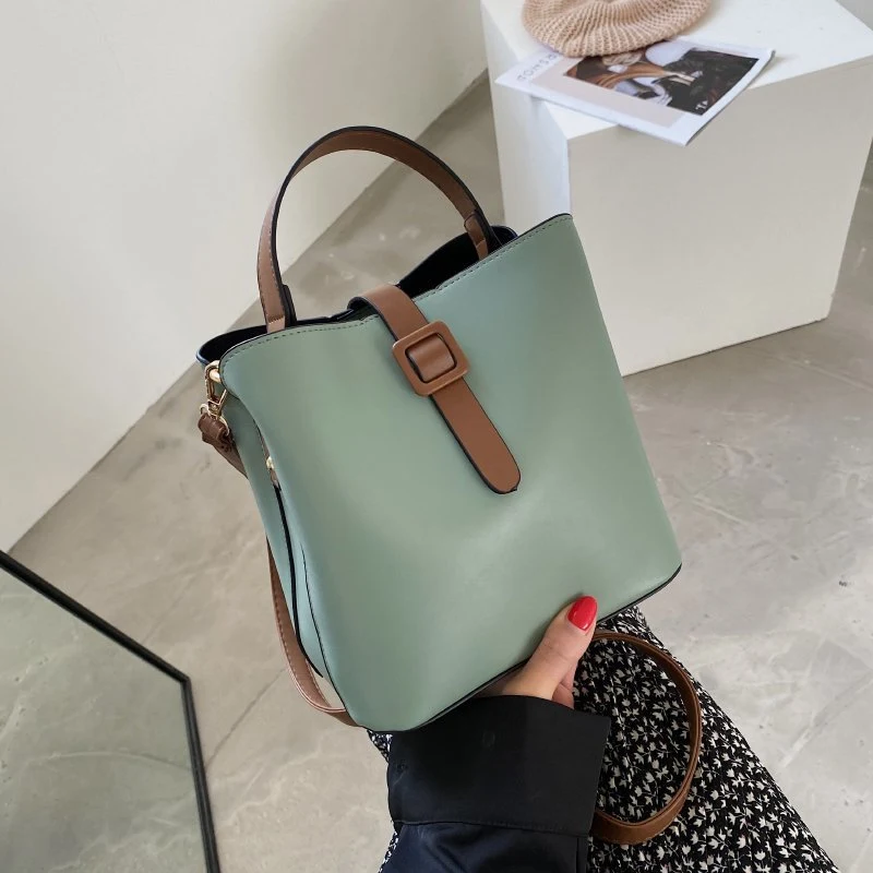 Title 4, Modieuze bucket bag met één schouderriem en bre...