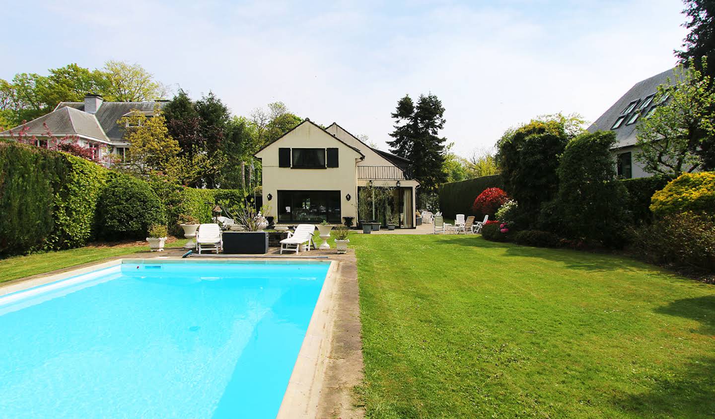 Villa avec piscine et terrasse Uccle