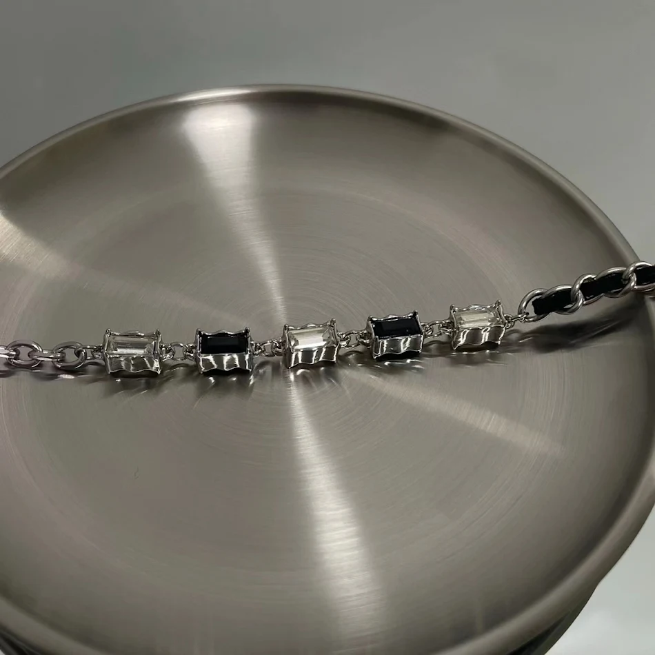 Collier de couture en zircon noir et blanc. Élégance intemporelle pour sublimer votre style quotidien. Un accessoire sophistiqué et polyvalent.