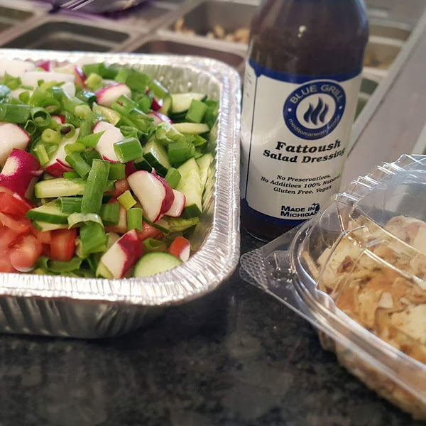 Gluten free salads, dressings and hummus.  Fresh toppings.