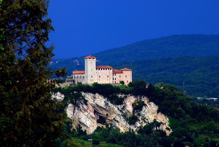 Rocca di Angera di Roble