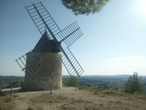 Moulin De Boulbon Dans La Montagnette