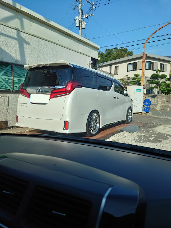 アルファードの秋の交通安全週間・DIY・オイル交換・アルファード30後期・山の上の駐車場‼️秘密工場😃😃に関するカスタム事例の投稿画像1枚目