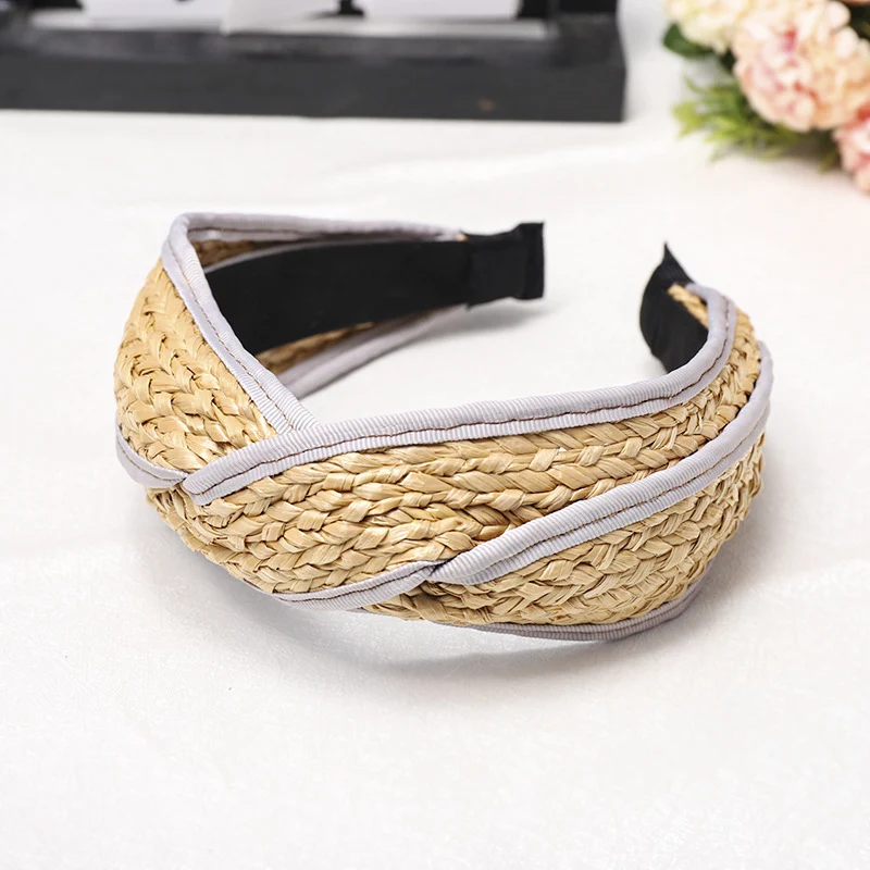 Tiara Trançada de Palha Fashion Bolsa Simples Acessório de Verão Versátil Ideal para Penteados Sofisticados e um Look Chique e Moderno.