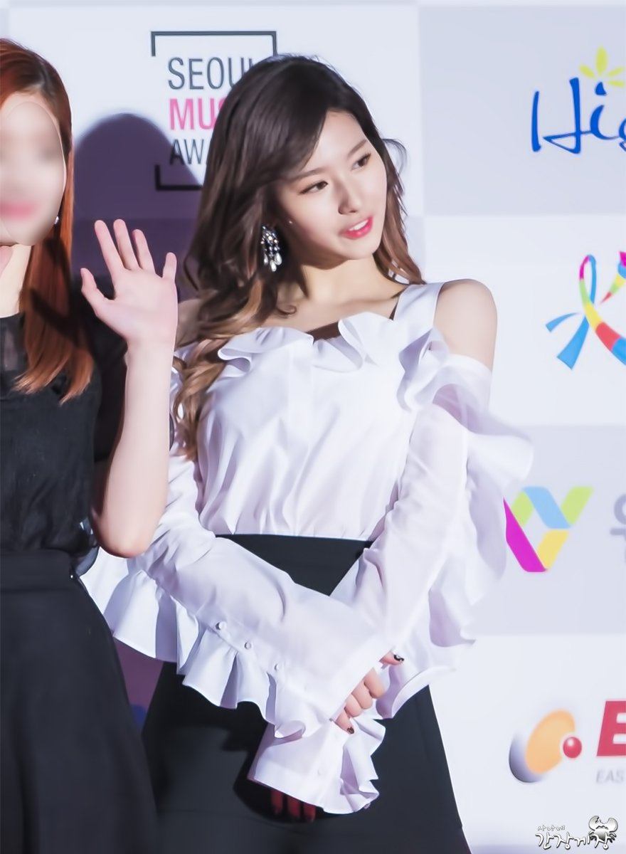 Sana's red carpet look