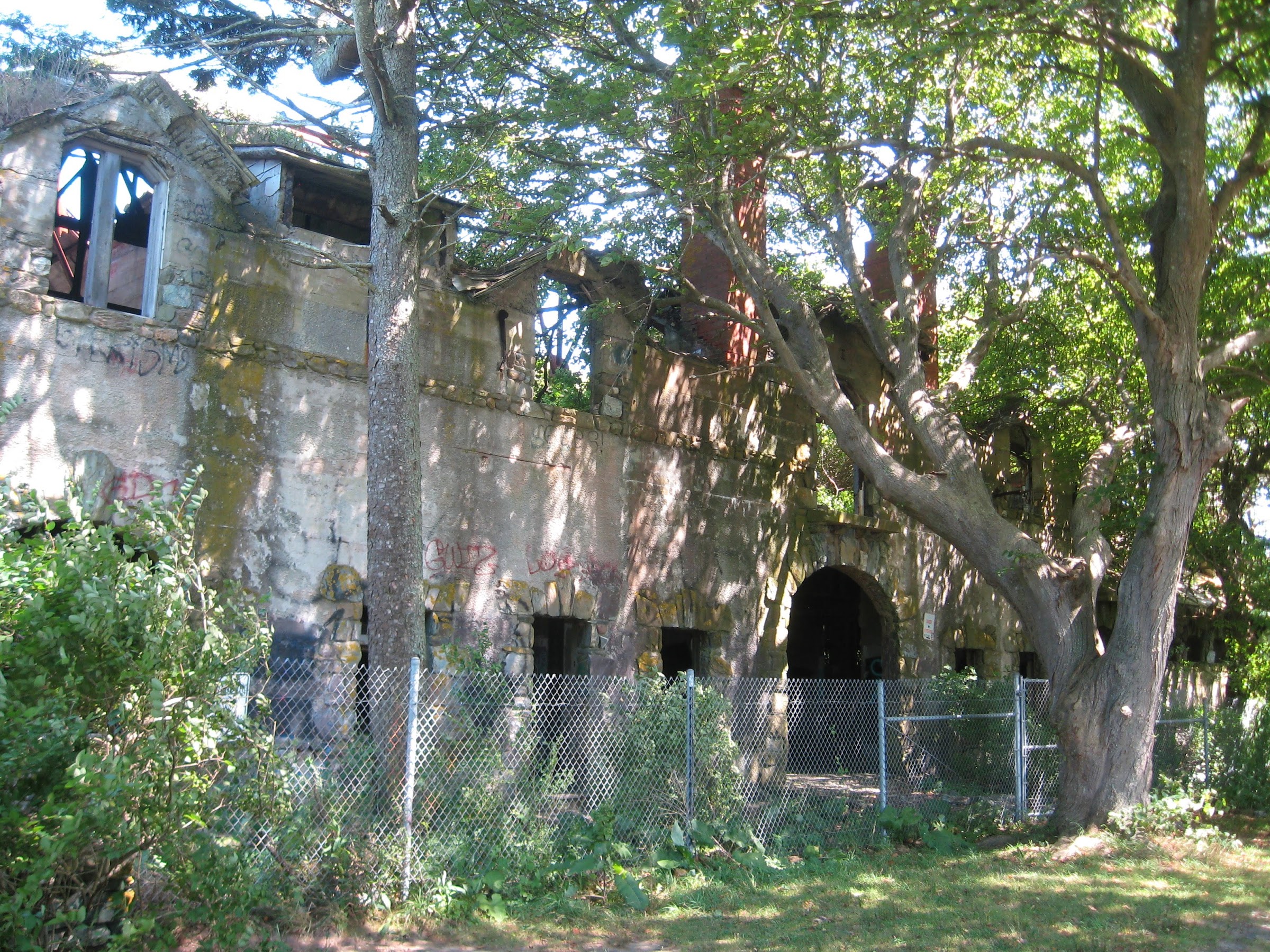 old carriage house ruins in Newport, RI