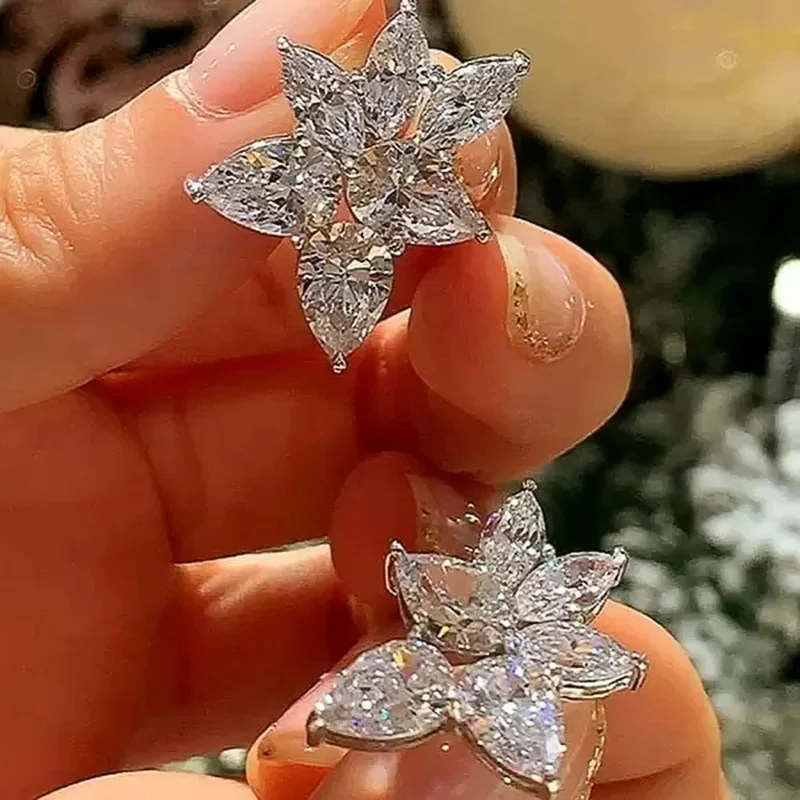 Zoete Crystal Zircon Flower Stud Oorbellen voor dames, sprankelend en elegant. Perfect als cadeau, benadrukken uw natuurlijke schoonheid.
