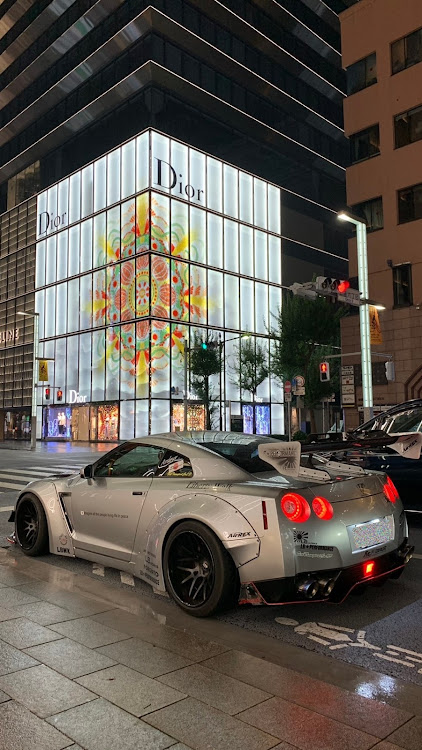 NISSAN GT-RのLIBERTYWALK・NISSAN・夜遊び・イルミネーション・楽しい仲間たちに関するカスタム事例の投稿画像1枚目