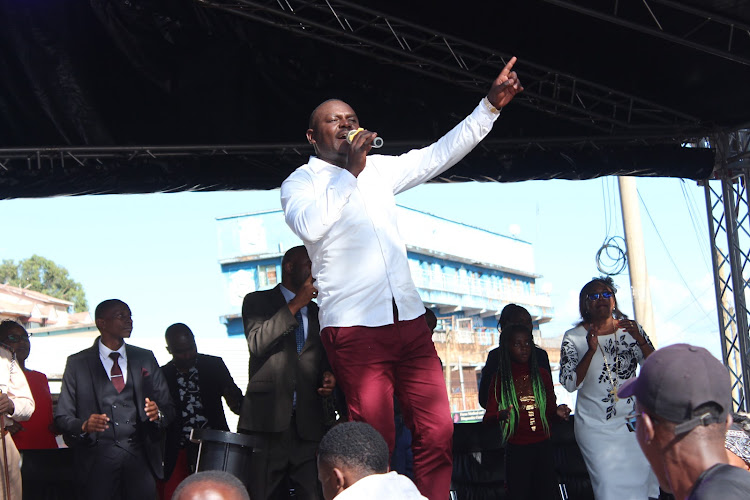 Gospel artiste Sammy K entertaining Murang'a town residents during New Year's celebrations.