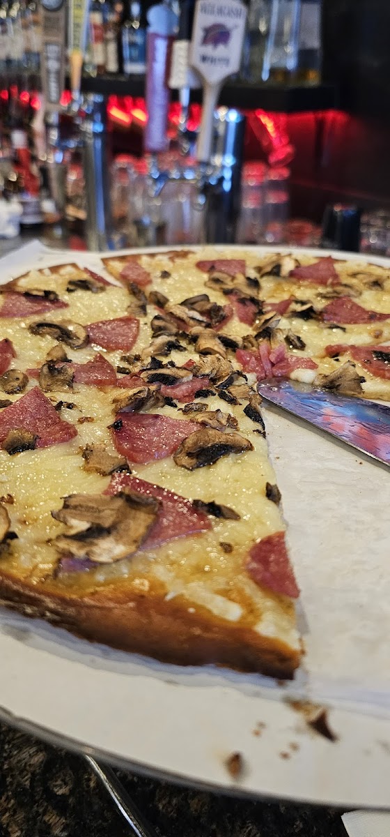 GF Pizza with garlic sauce, vegan cheese, with salami & mushroom