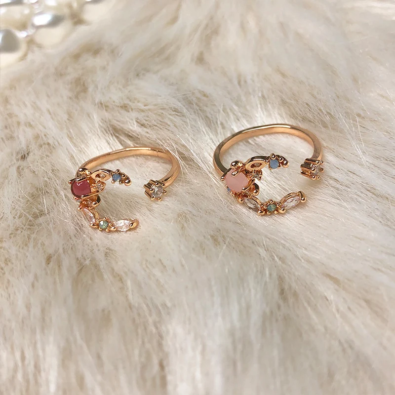 Bague de doigt index en forme de fleur de lune, cristal pour femme, un bijou élégant et raffiné pour sublimer votre main avec douceur.