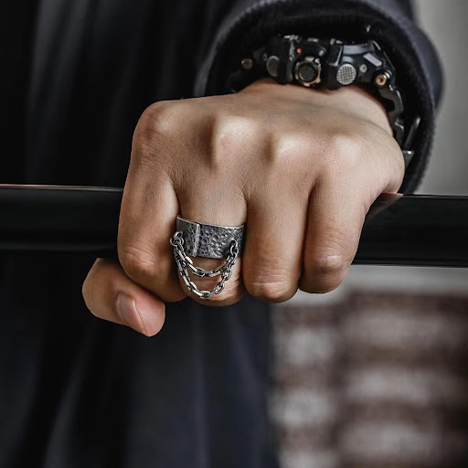Title 4, Vintage Hammered Chain Crater Ring Unique Jewel...