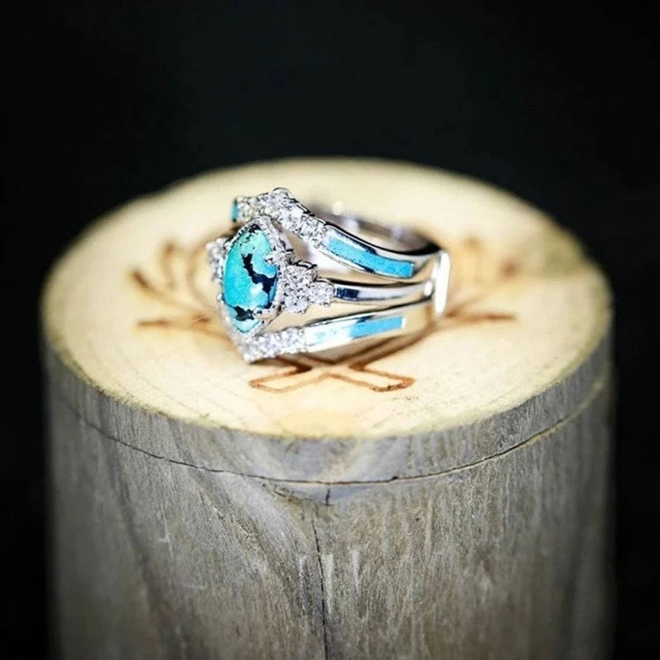 Retro Diamonds Turquoise Driedelige Ring Set voor een vintage uitstraling. Geef je vingers kleur met deze stijlvolle set en geniet van retro charme.
