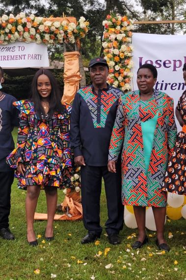 Nadia Mukami poses with ehr dadf and mum