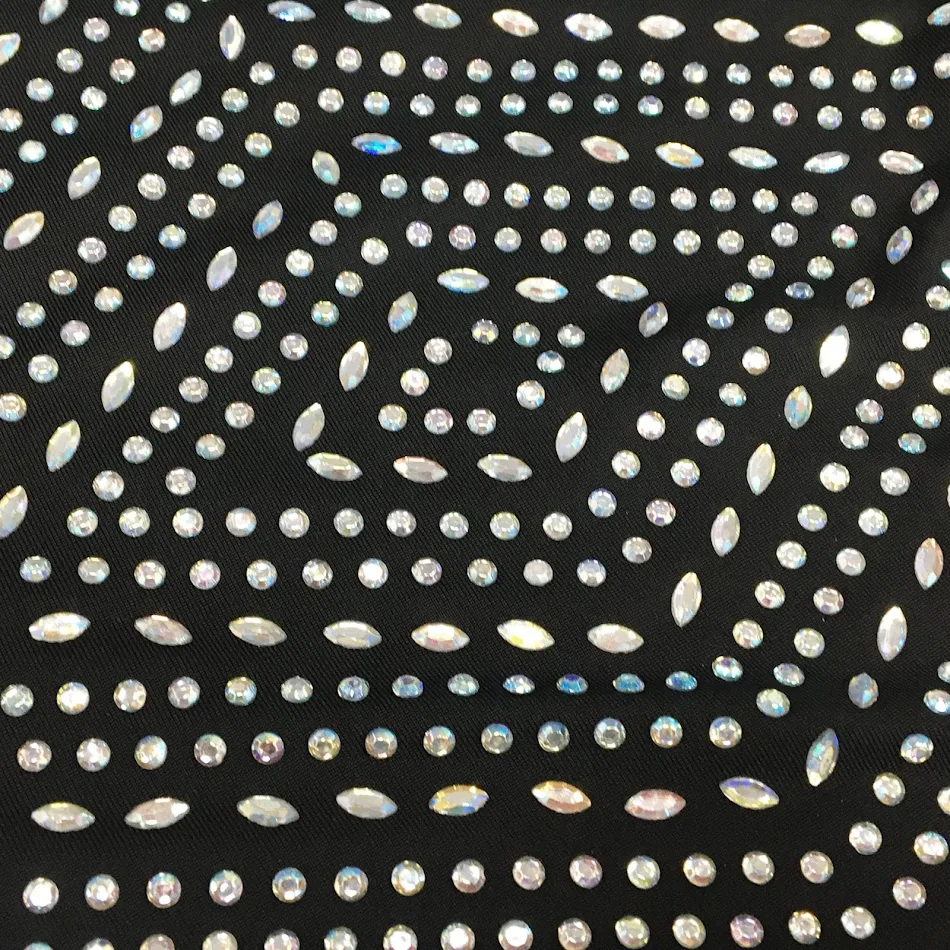 Abito donna con spalline, fori e stile discoteca. Perfetto per serate e nightclub. Design sexy e alla moda per un look indimenticabile.