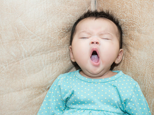 Mẹ phải làm sao khi trẻ sơ sinh ngủ ít, ngủ hay vặn mình