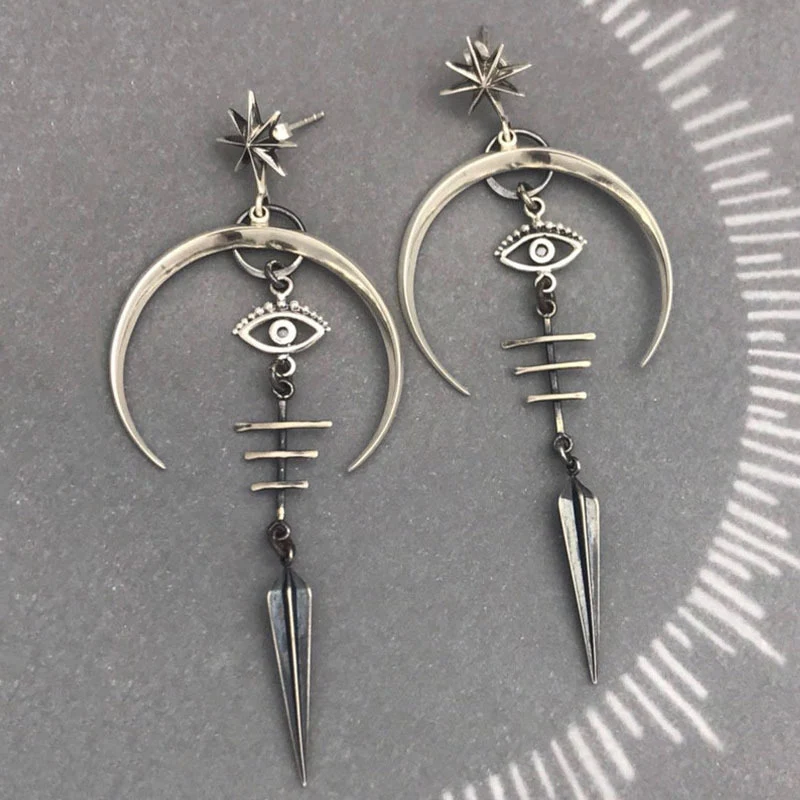 Gothic Devil's Eye Punk Oorbellen Halloween Accessoires Antiek Zilveren Maan Lang Metaal voor een edgy look.