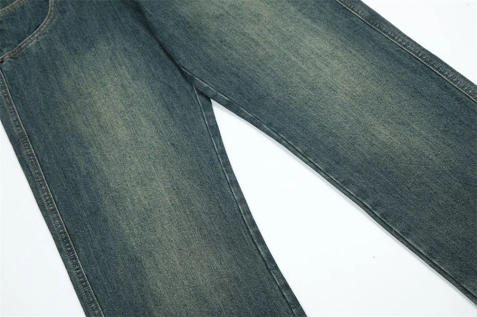 Herren Straight-Leg Jeans aus gewaschenem Denim, bequeme Passform und moderner Look, ideal für Alltag und Freizeit.