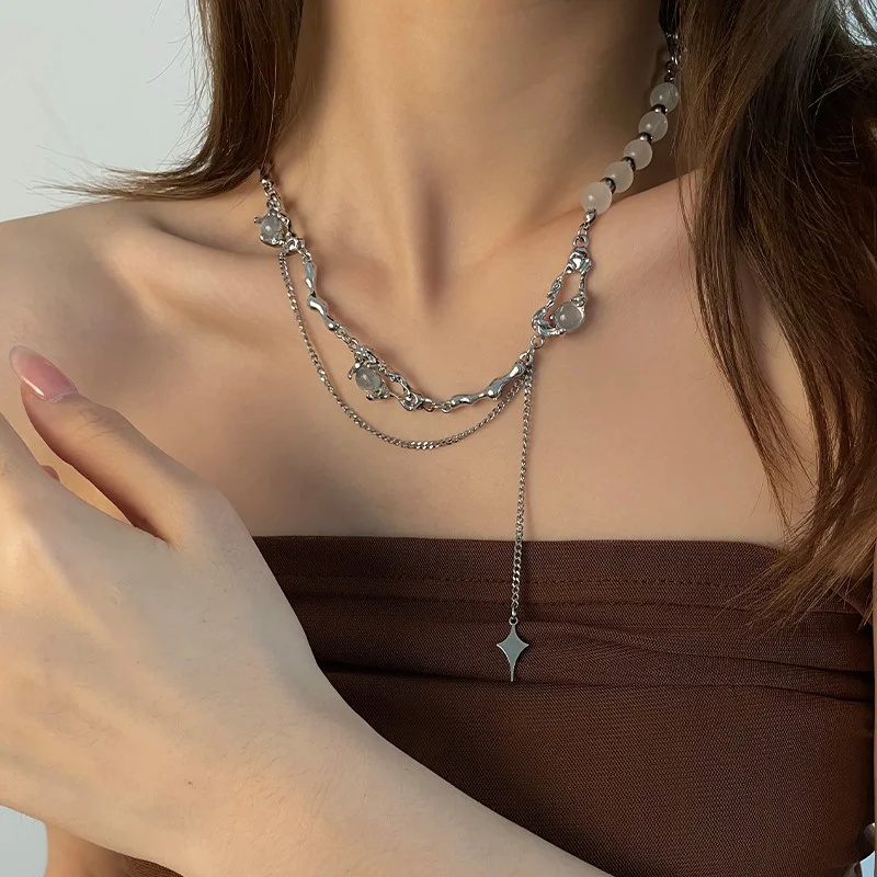 Collier rond à perles avec épingle de point de croix, un bijou unique pour afficher votre passion pour la broderie avec élégance et style.