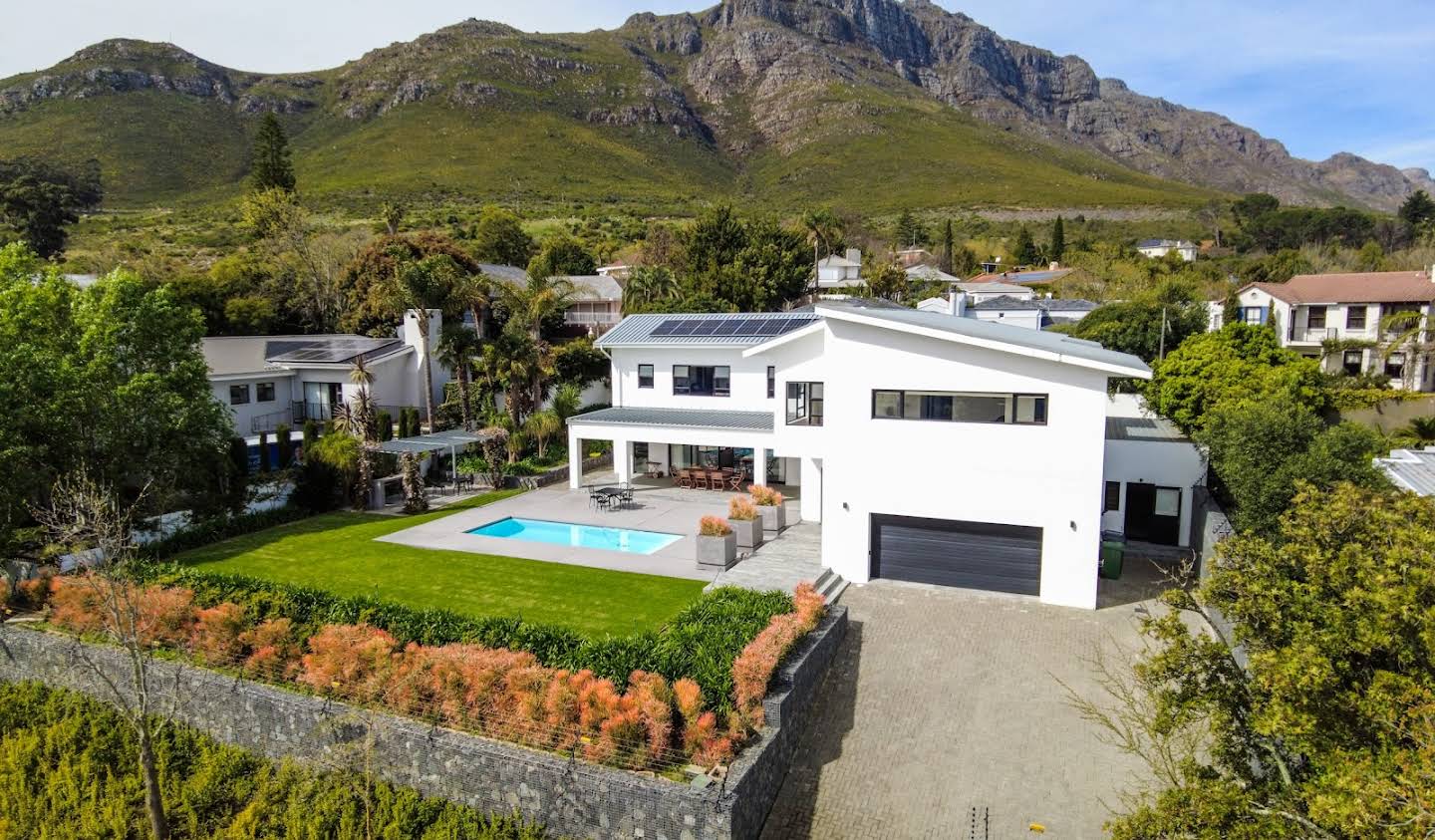 House with pool and garden Stellenbosch