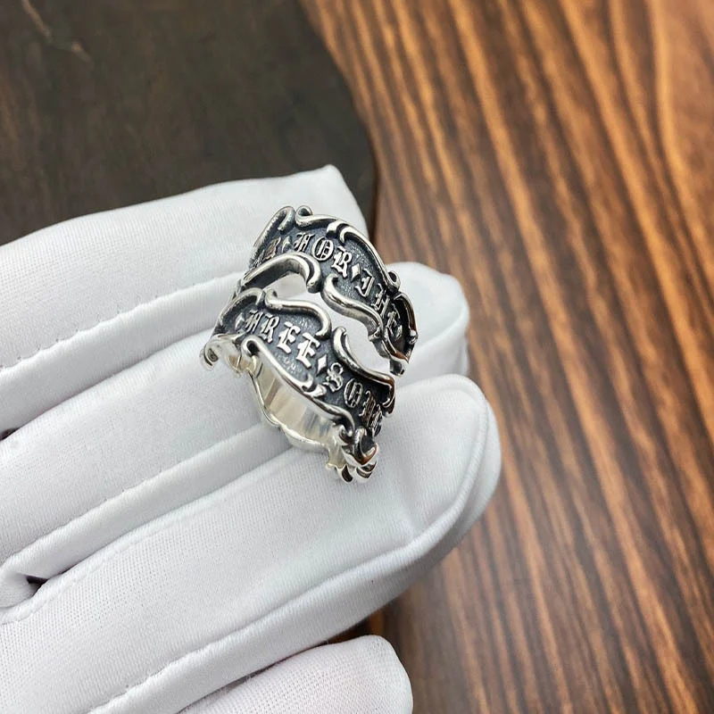 Herrenring aus Sterling Silber im Retro-Stil mit personalisiertem Band. Einzigartiges Schmuckstück mit Gravur für Ihn.