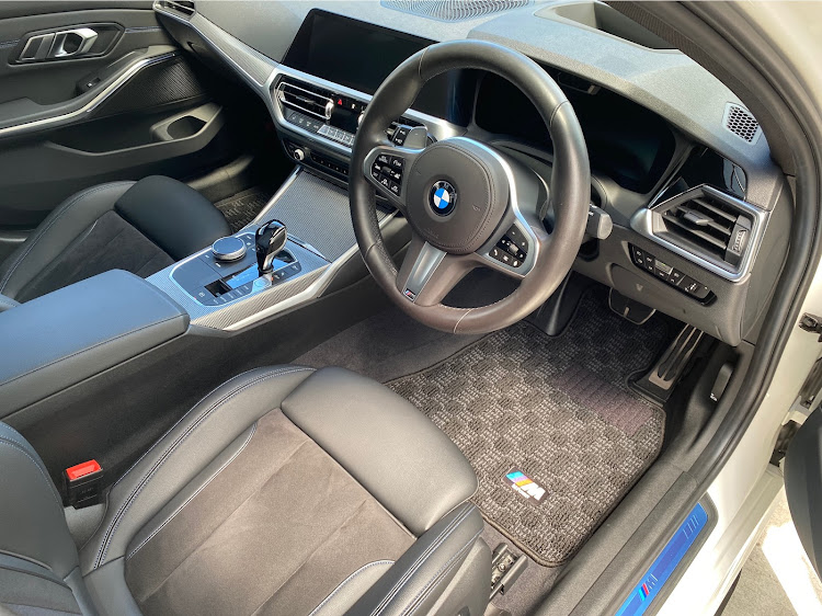 3シリーズ セダンのG20 320i・M performanceフロアマット・部品到着に関するカスタム事例の投稿画像1枚目