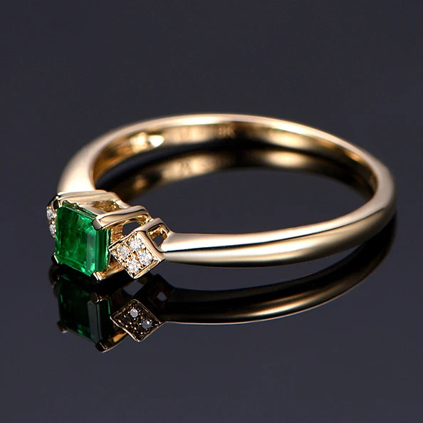 18K Gold Simulation Square Emerald Ring. A beautiful and elegant piece of jewelry for women, perfect for gifts or specia