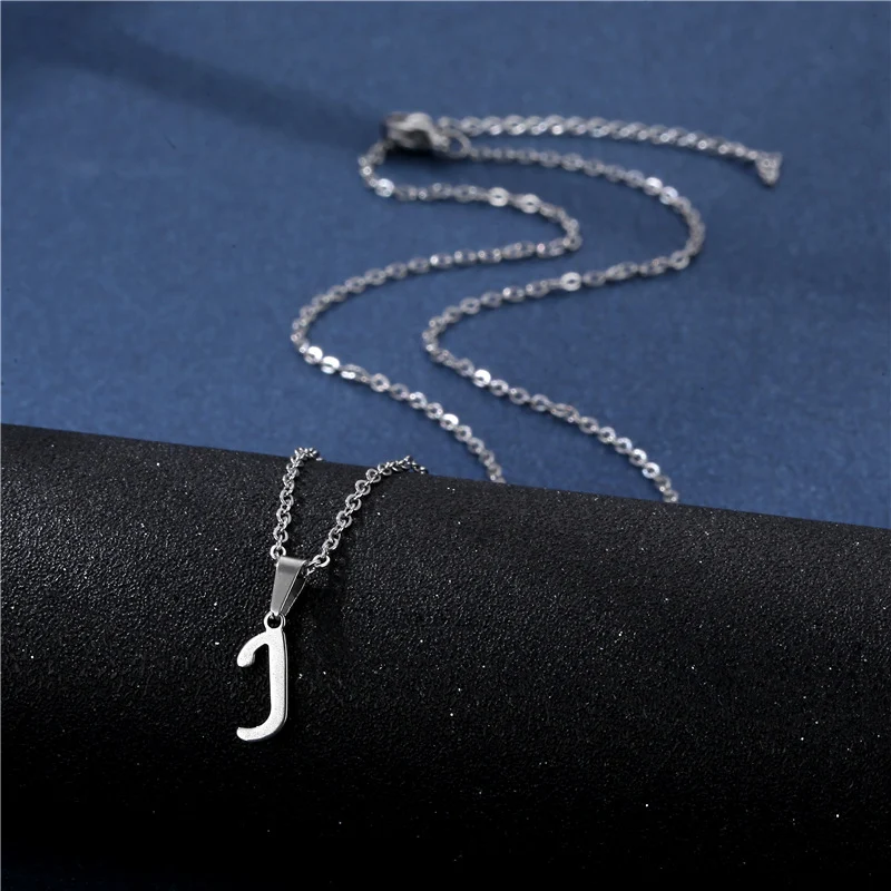 Zachte, lichte letterketting voor het sleutelbeen. Accentueer je hals met deze elegante, comfortabele ketting, perfect voor dagelijks gebruik.