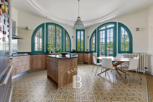 Kitchen with island and large windows - Buy this luxury house in Saint-maur-des-fosses, 10 rooms, 6 bedrooms