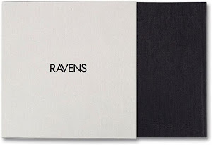 grijs/zwarte voorkant met tekst Ravens