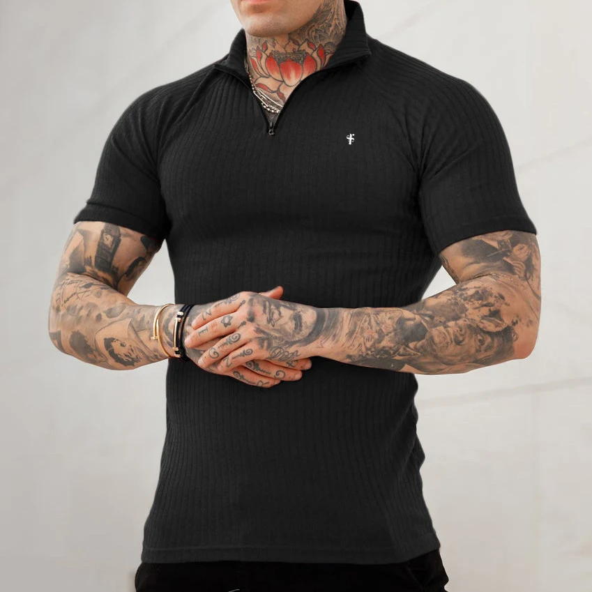 Moletom canelado com gola funil, zíper, mangas raglan curtas, ideal para um visual moderno e confortável em qualquer ocasião.