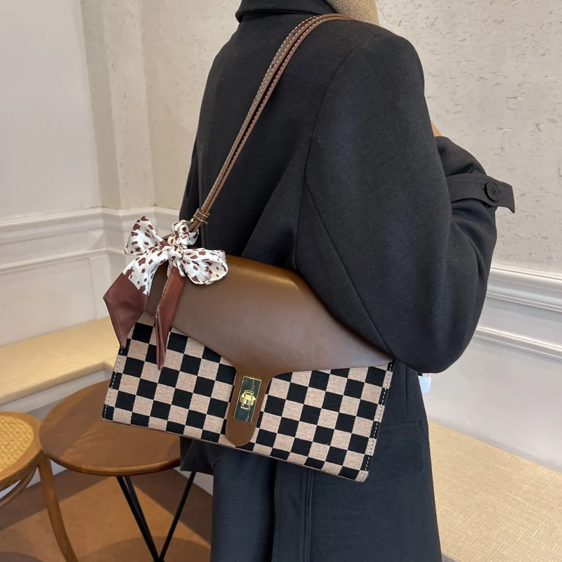 Bolsa feminina de grande capacidade, xadrez fashion, ombro único. Ideal para o dia a dia, espaçosa e elegante para todas as suas necessidades.