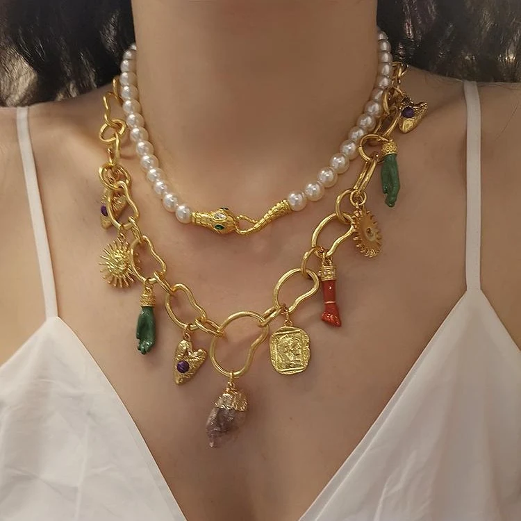 Kadınlar İçin Retro Eskitilmiş Zincir Kolye Cesur bir görünüm için tasarlanmış, feminen tarzınızı vurgulayacak vintage dokunuşlu çarpıcı bir aksesuar.