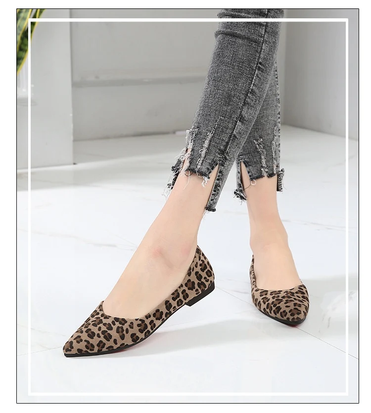 Mocassini leopardati vintage a taglio basso con punta affusolata e suola morbida. Comfort e stile unici per un look sofisticato e alla moda.