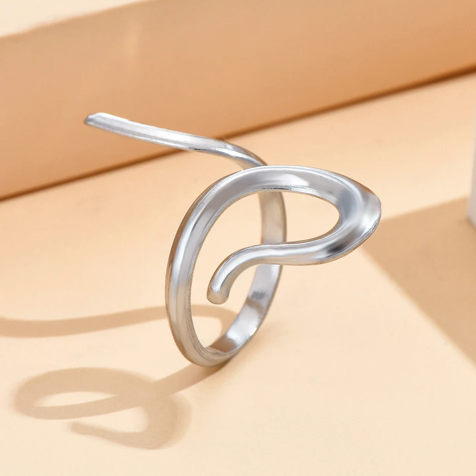 Anel Retrô de Design Irregular e Sofisticado. Use este anel aerodinâmico de alta qualidade para um toque de elegância e estilo.