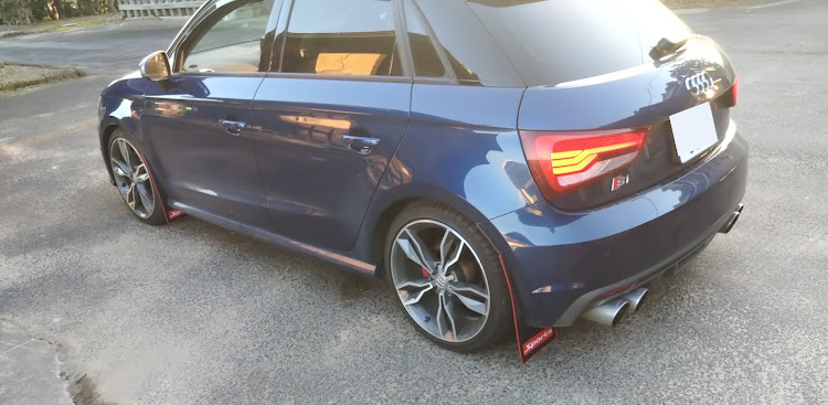 S1 スポーツバックのマッドフラップ取付・衝撃の事実・洗車がしたい今日この頃・ヤラカシDIYに関するカスタム事例の投稿画像1枚目