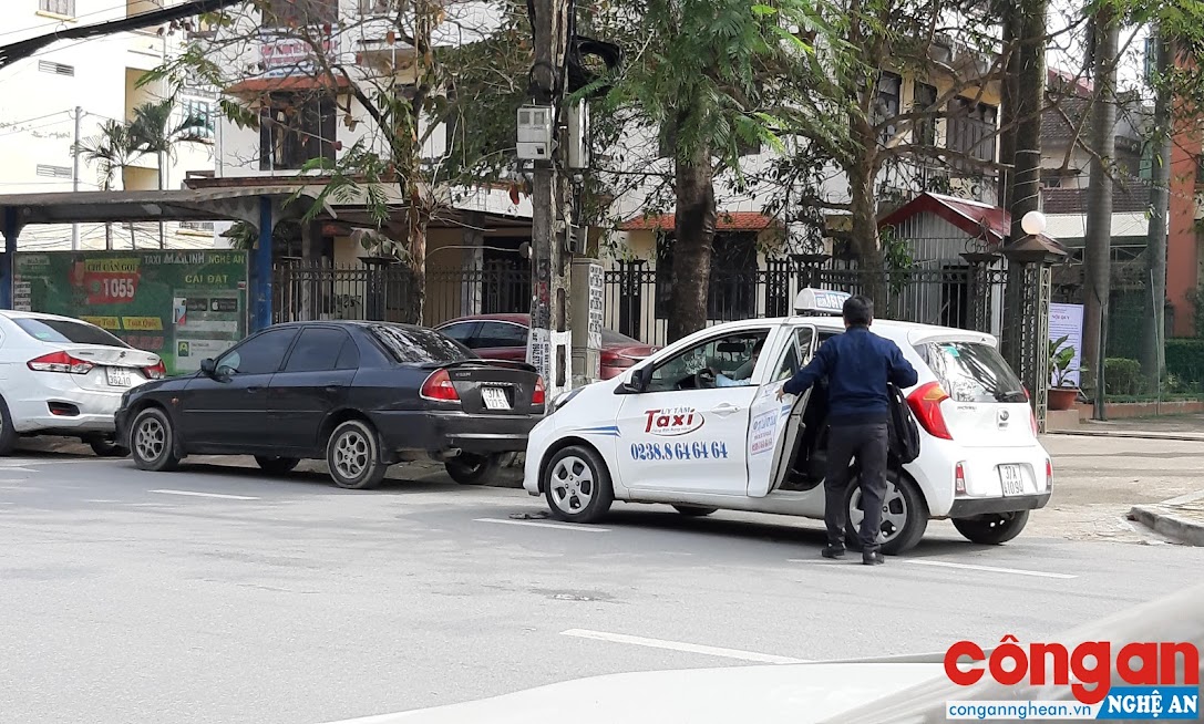 Taxi Uy Tâm hoạt động dưới thương quyền Tâm Nga đón khách trên đường Lê Hồng Phong (TP Vinh)