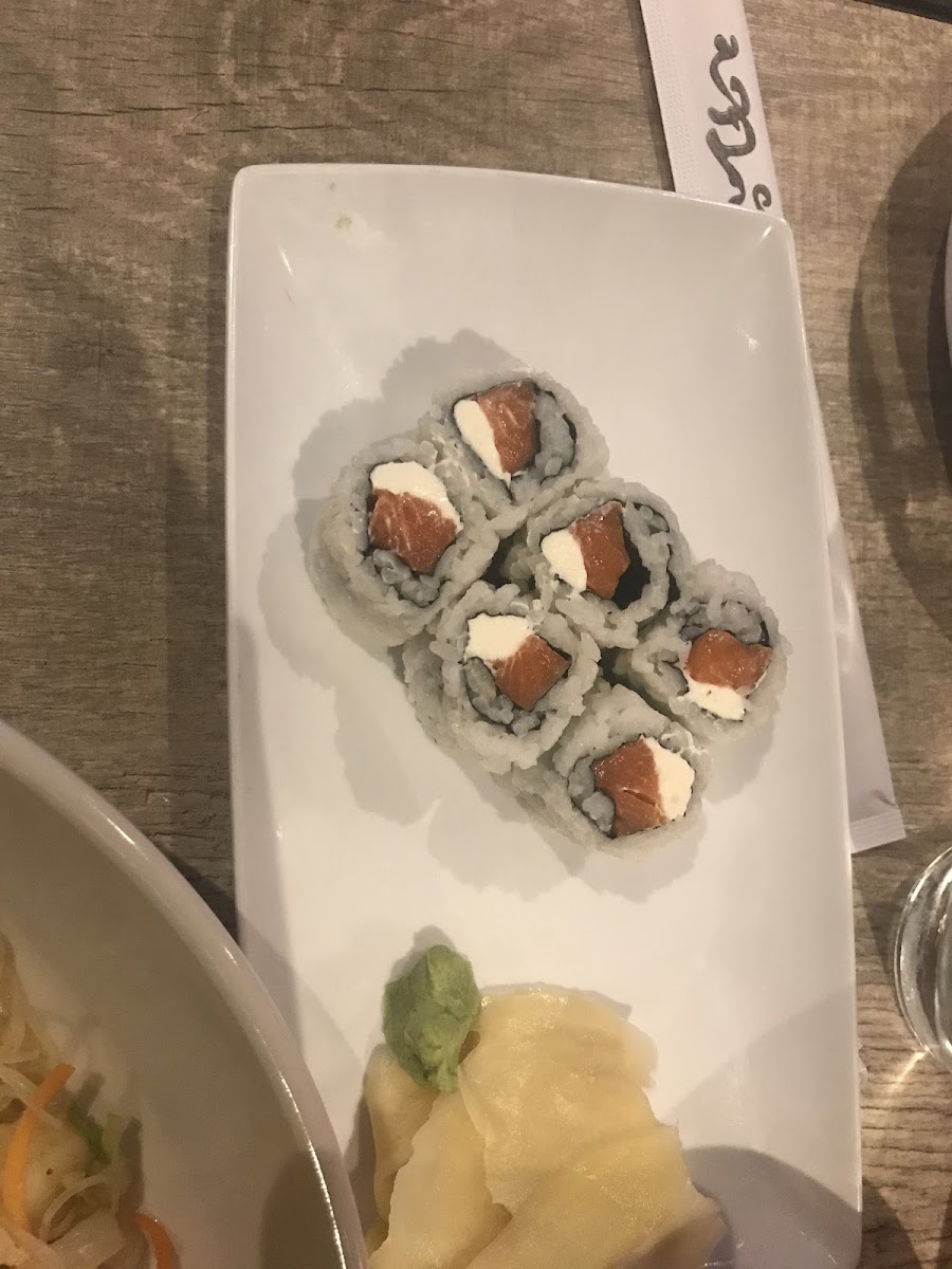 Salmon roll with cream cheese