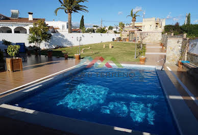 Villa avec piscine et terrasse 3