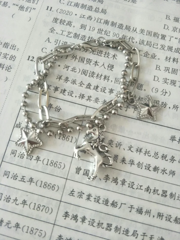 Bracelet personnalisé de mode décontractée, simple et polyvalent. L'accessoire idéal pour un look tendance et unique, s'adaptant à tous les styles.