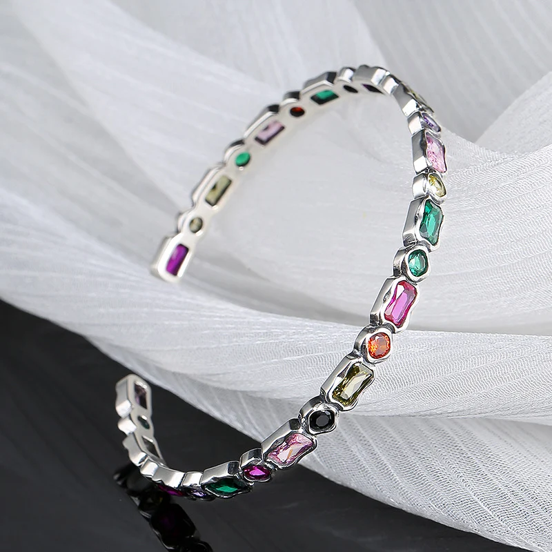 Vintage geometrisch diamant regenboog zirkonia zilveren armband meisje, een stijlvol accessoire voor een kleurrijke look.