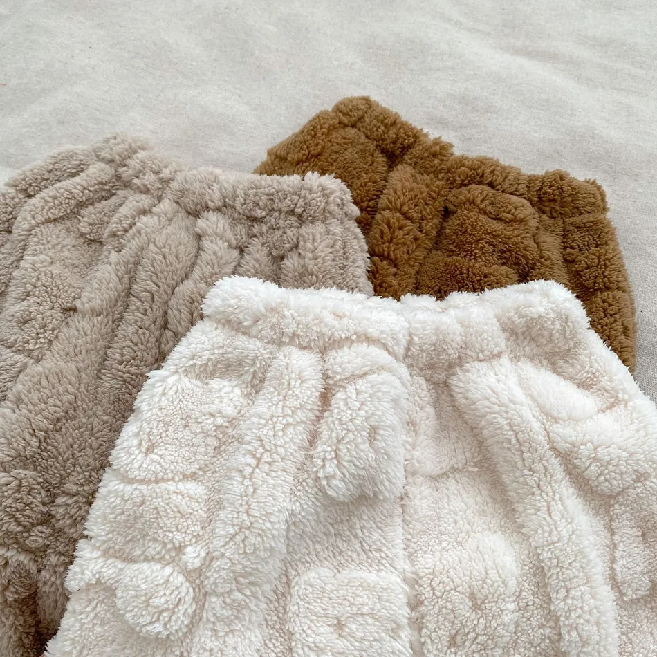 Bebek kadife pijama takımı, iki parçalı, ayıcık pelüş montlu, yumuşak ve sıcak, bebeğiniz için mükemmel uyku keyfi.