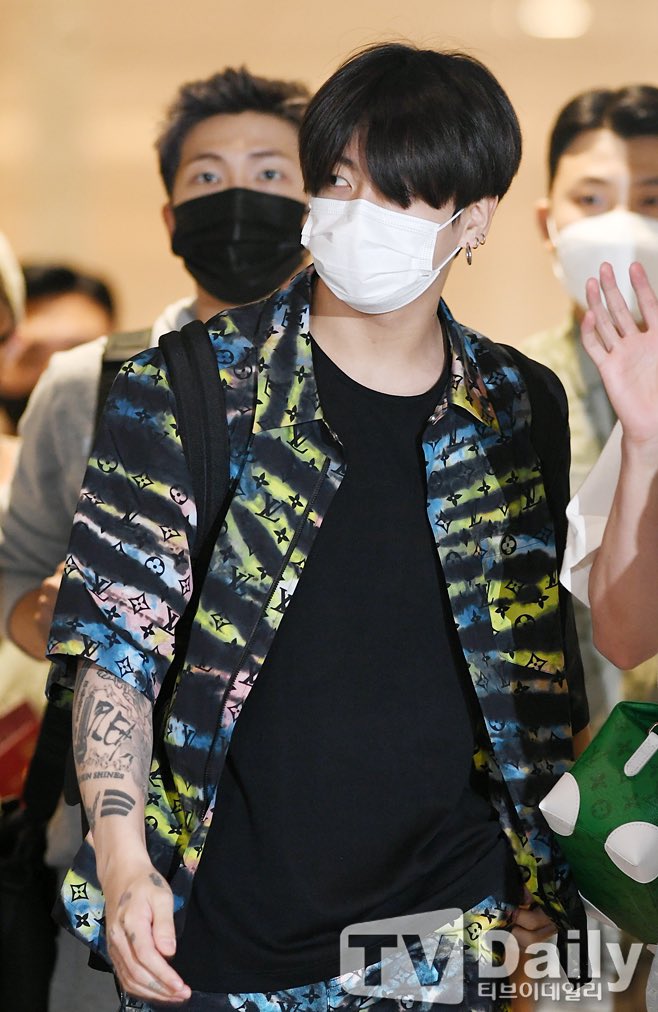 BTS's V Rocks An Exclusive, Unreleased Outfit From Louis Vuitton At The  Airport - Koreaboo