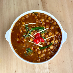 CHANA MASALA WITH PLAIN BASMATI RICE AND GARLIC NAAN