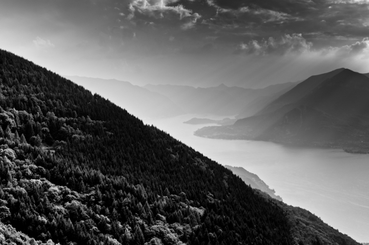 Il lago tra le montagne di tudorsvet