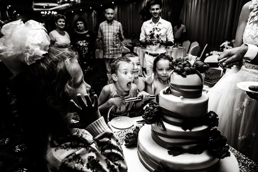 Fotógrafo de casamento Sergey Rzhevskiy (photorobot). Foto de 5 de outubro 2016