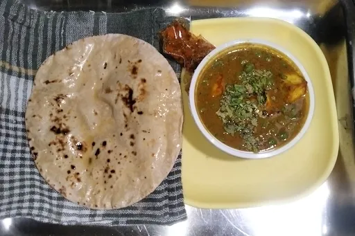 Matar Paneer With 10 Butter Roti And Pickle