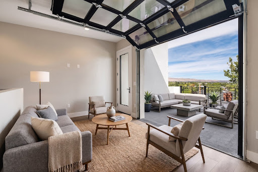 Prestige house for sale in Reno (United States) - Modern living room with open glass garage door